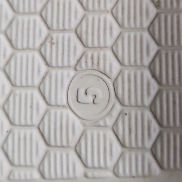 Size 5 women puma slides - Picture 3 of 3